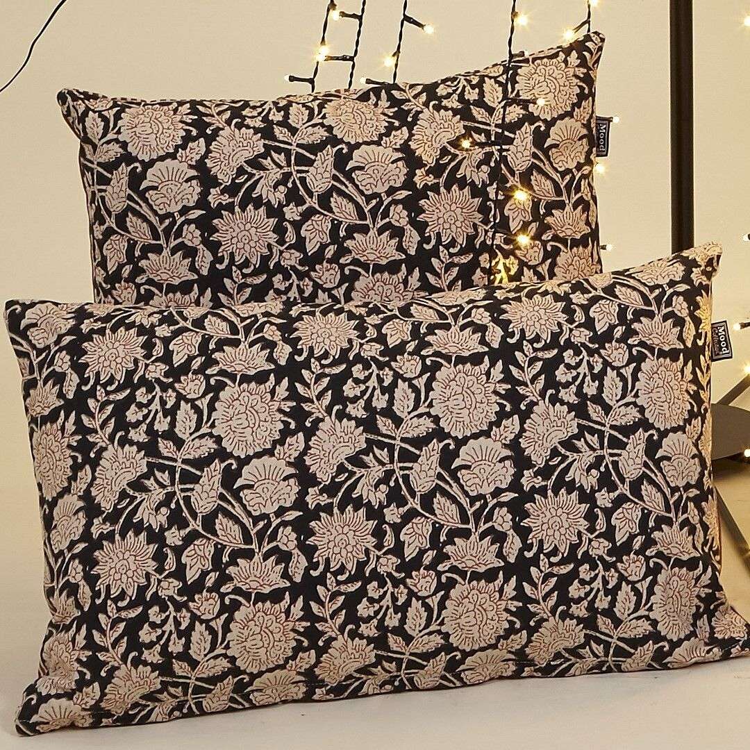 Coussin noir flore carré